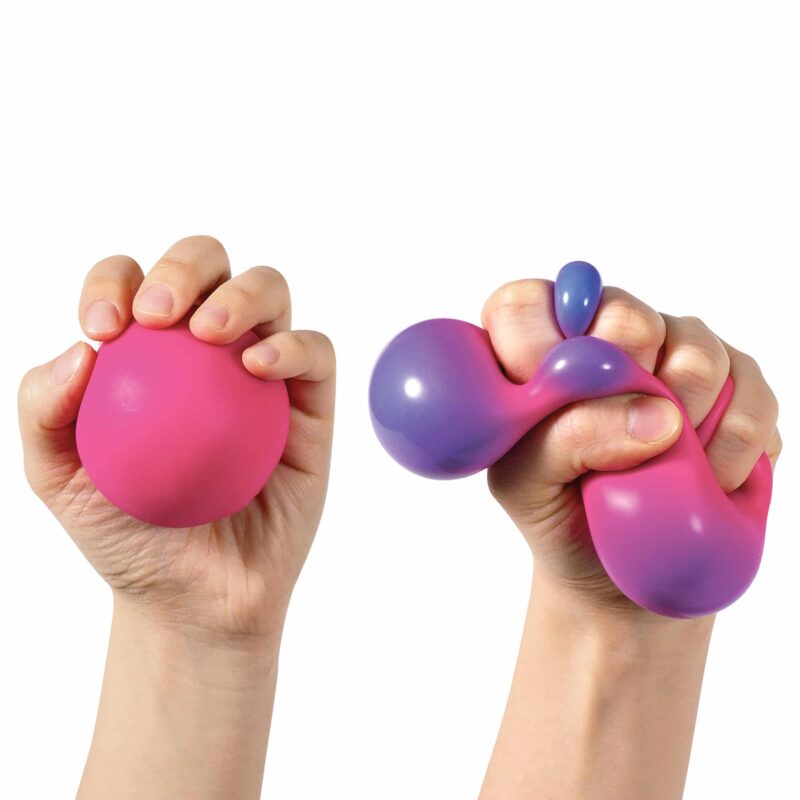 Hand die roze Color Changing NeeDoh knijpt met zichtbaar kleurveranderend effect