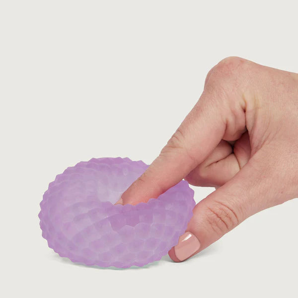 Hand die Speks Gump Surface Scale gebruikt voor sensorische prikkels