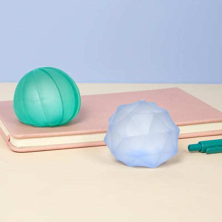 Speks Gump Surface koude kleuren duo set op bureau gebruikt als fidget voor prikkelverwerking en concentratie