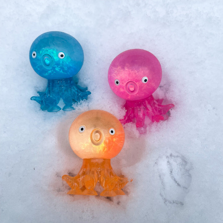 fidget octoputs met zuignapjes in de sneeuw