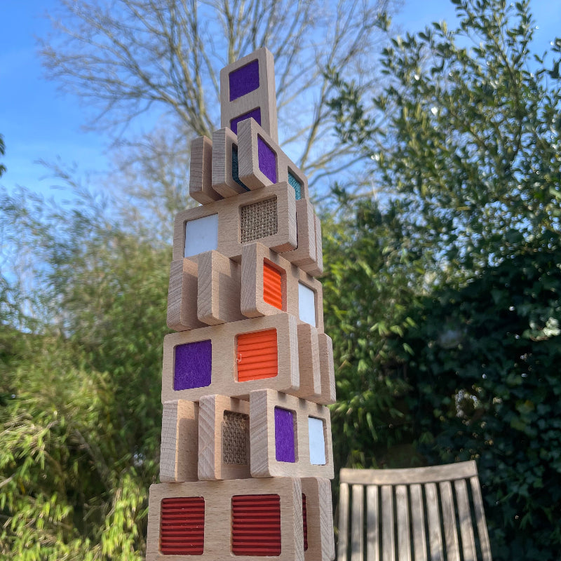 Structuur domino bouwen, van andreu toys, duurzaam speelgoed made in the eu, grote domino stenen ook geschikt om te bouwen, toren in buitenlucht opgebouwd