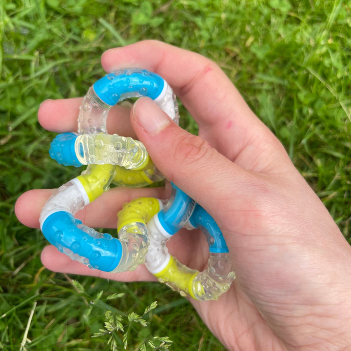 tangle relax therapy medium in hand, groen, blauw wit, fidget