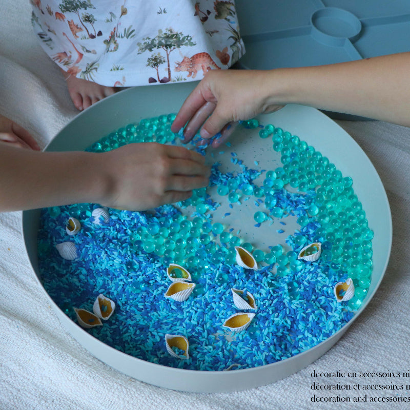 speeltray sensoriek speel, spelen met sensoriekmateriaal, hier met rijs en waterbeads