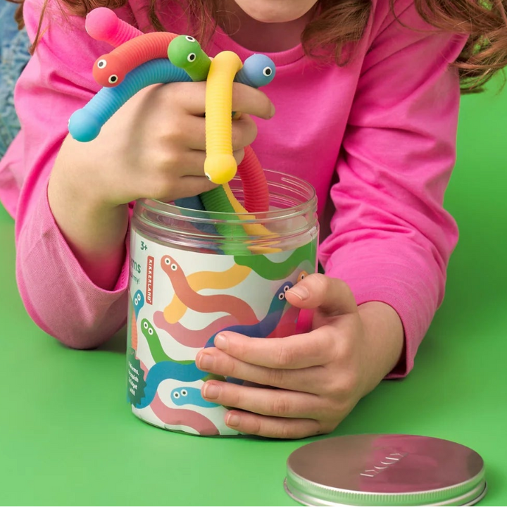 Kind houdt stretch worm fidget snoertjes vast voor sensorische en motorische prikkeling, sensoriek fidget, stille fidget