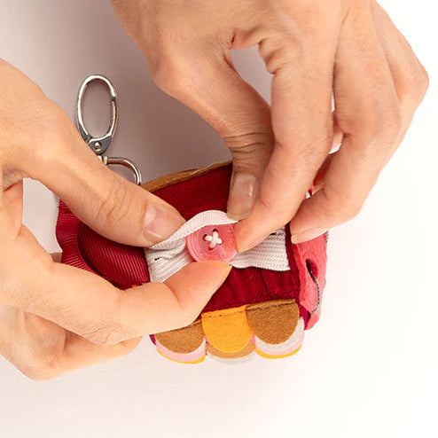 handen met calmi cube rood
