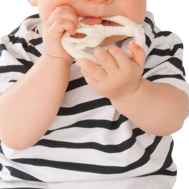 baby houd de bijtring grijpring van sophie de giraf met twee handen vast en sabbelt erop, motoriekspeelgoed, sensoriekspeelgoed, babyspeelgoed