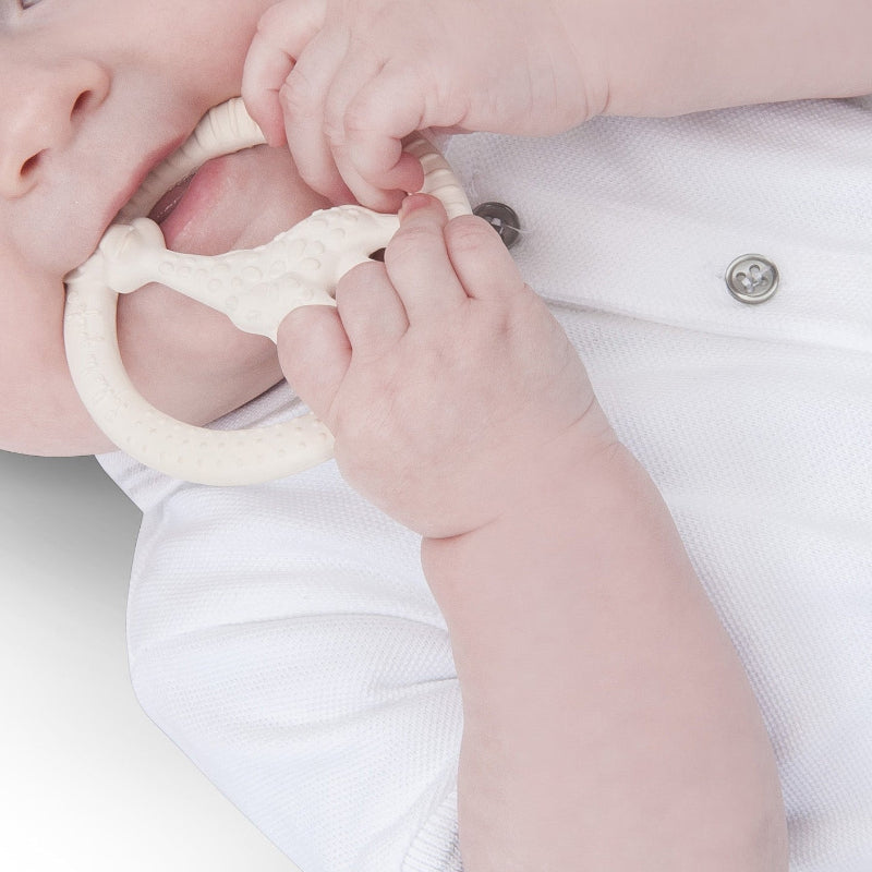 baby net bijtring van sophie de giraf. ronde grijpring, babyspeelgoed, duurzaam, licht, urbber