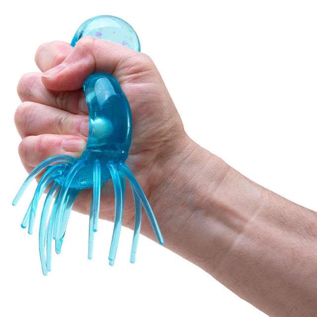 needoh jelly squish in blauw in hand, gedrukt, sensoriek materiaal