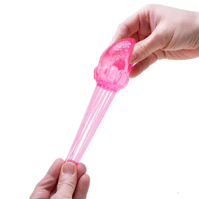 tweehandig trekken aan de sliertjes van de roze needoh jelly squish