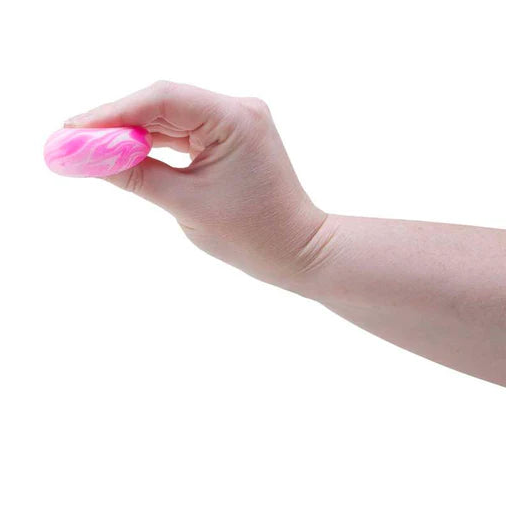 hand drukt teenie needoh swirl roze tussen de vingers plat, motoriekmateriaal, sensoriek fidget