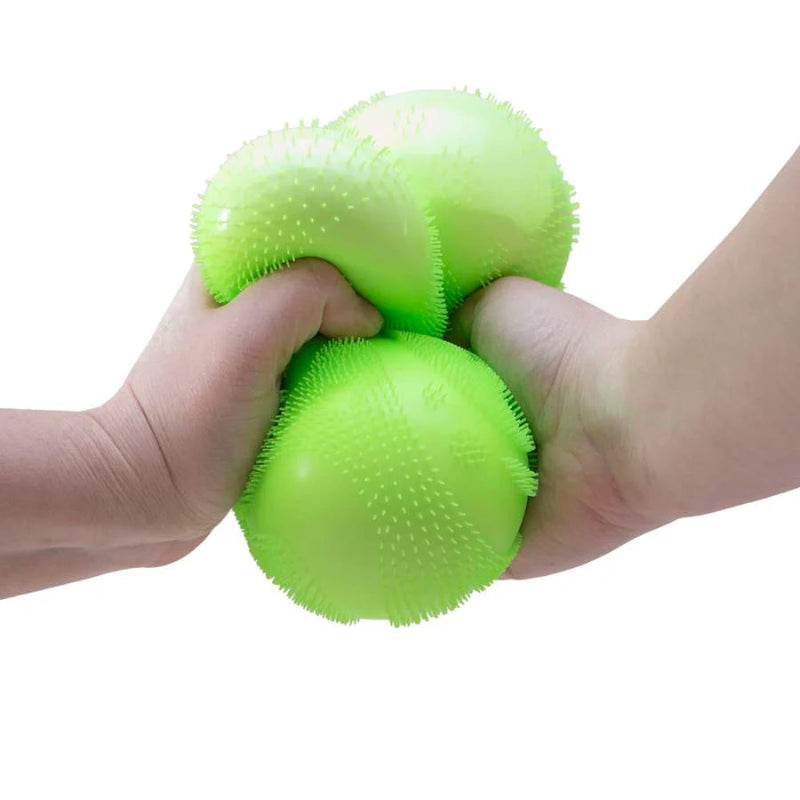 zachte antistress fidget ball van needoh, fuzz bal, groen in hand gedrukt