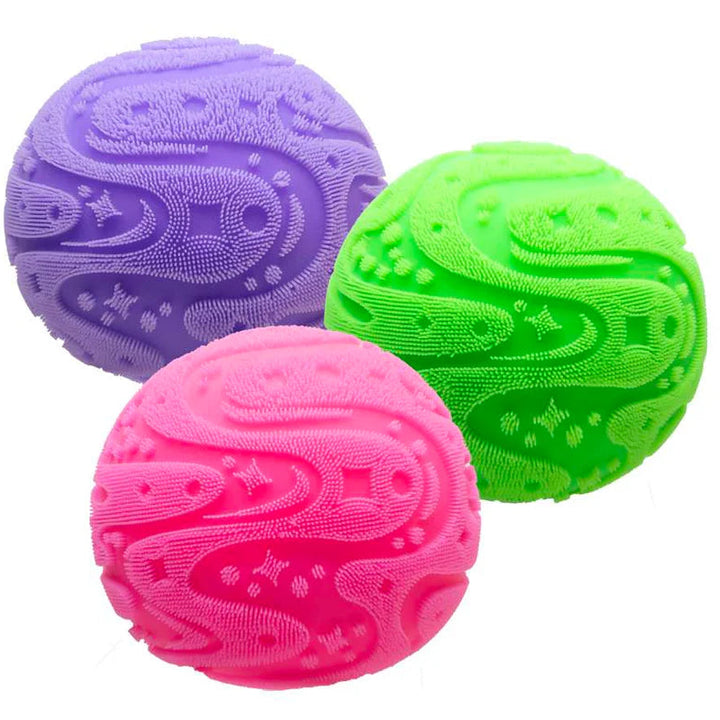 alle drie kleuren: groen, roze en paars van de super needoh fuzz ball, antistressball, 