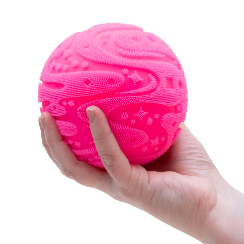 roze grote fuzz ball van needoh op hand, sensoriek anti stress bal