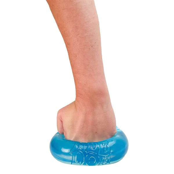 vuist op reuze antistressball van needoh, nice berg, sensoriek speelgoed, sensory toy, fidget, toys42hands