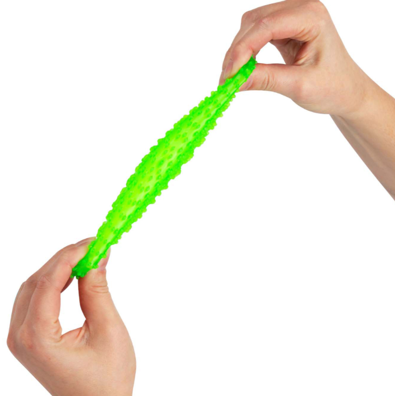rekbare Anti-stress bal met kleine voelbare noppen voor tactiele prikkels, twee handen rekken de bal uit