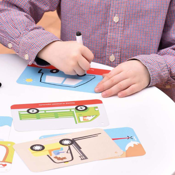 Kind trekt met een uitwisbare stift lijnen over in het voertuigen schrijf- en wisboek. Spelenderwijs worden fijne motoriek, concentratie en schrijfvoorbereidende vaardigheden geoefend.