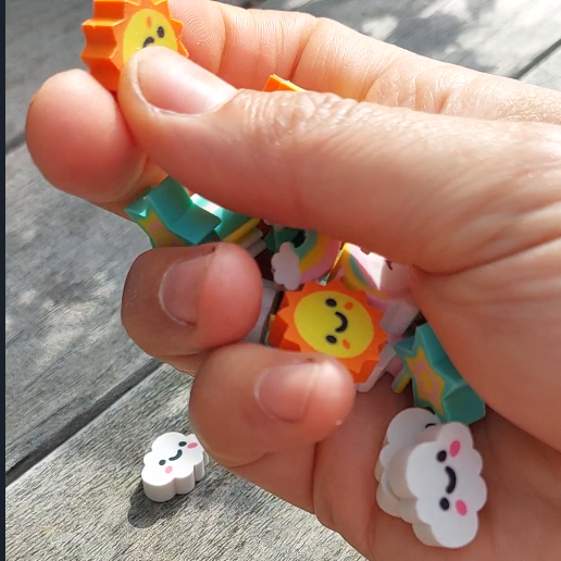 mini gummetjes in hand, vinger manipulatie, mini gum  zon, fijne motoriek materiaal
