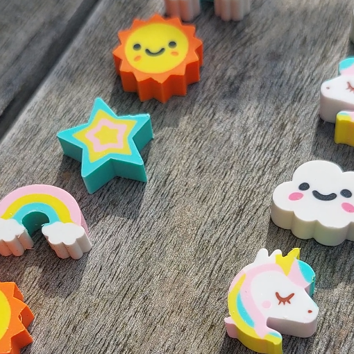 met mini gummetjes patronen leggen, mini gum zon, ster en regenboog, mini radiergummi wolke und einhorn