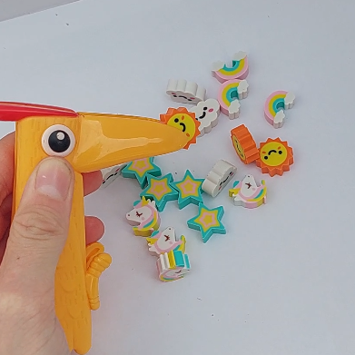 specht pincet met mini gummetjes, gele specht snavel pincet pickt mini gum zon, fijne motoriek