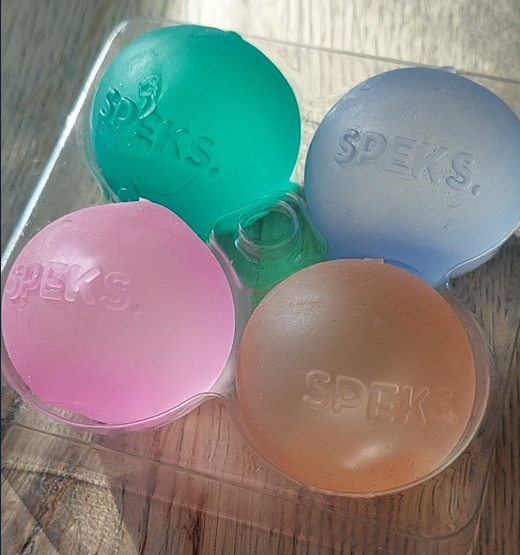 set van 4 mini speks gump antistressballen op tafel in kunststof verpakking, fidgets