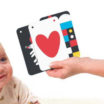 baby met contrast speelgoed kaarten, visuel speelmateriaal