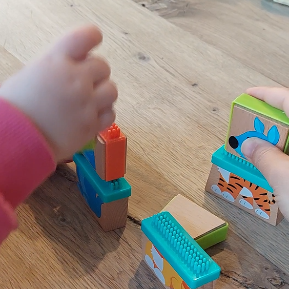 houten blokken met noppen, steekspeelgoed, motoriekspeelgoed