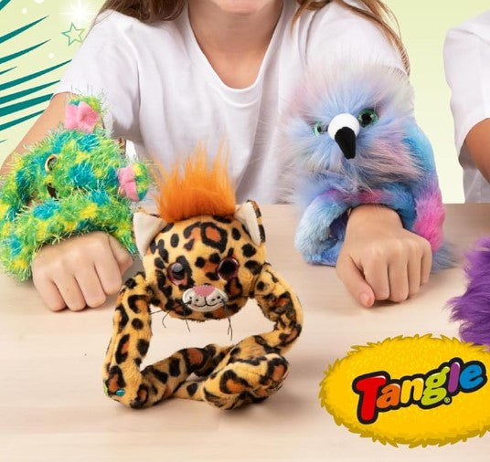 Tangle furry friend flamingo, grote tangle met knuffel hoofd op arm van kind