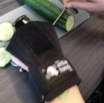 active hands in aktion, komkommer snijden, hulpmiddel met vasthouden
