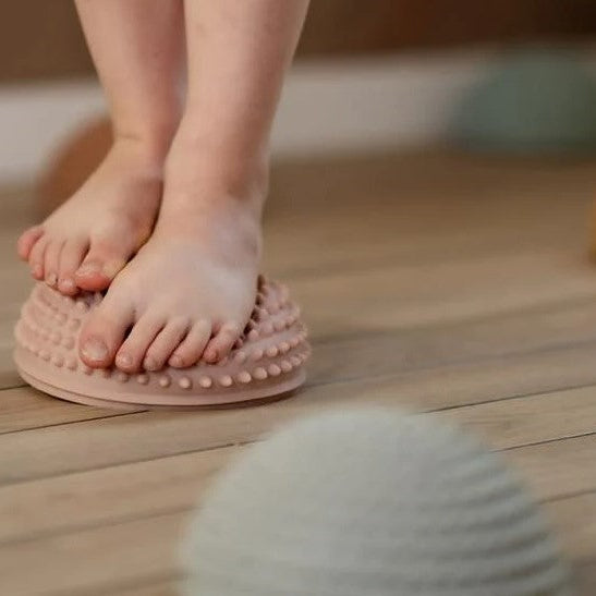 balansegel met blote kindervoeten