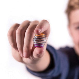 coilz in de hand van een kind, springveer om te drukken voor kracht in de vingers en krachtregulatie