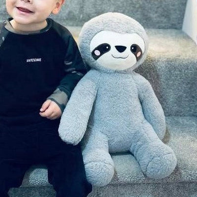 kind met zware si knuffel op trap. luiaard knuffel met gewicht in armen, benen en lichaam, sensoriek knuffel, gewichtsknuffel 