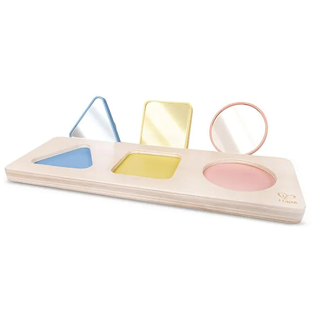 montessorie houten vormenpuzzel met spiegel onder puzzelstukken