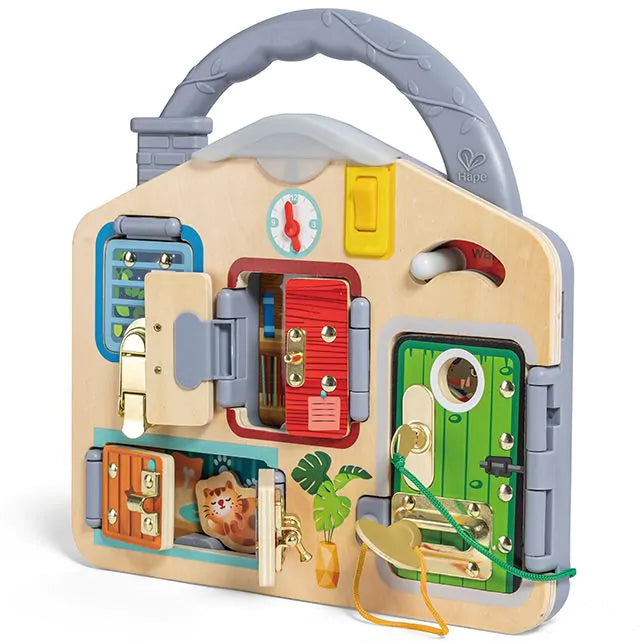 Lock & Learn Playboard met geopende deurtjes en zicht op verschillende speelruimtes