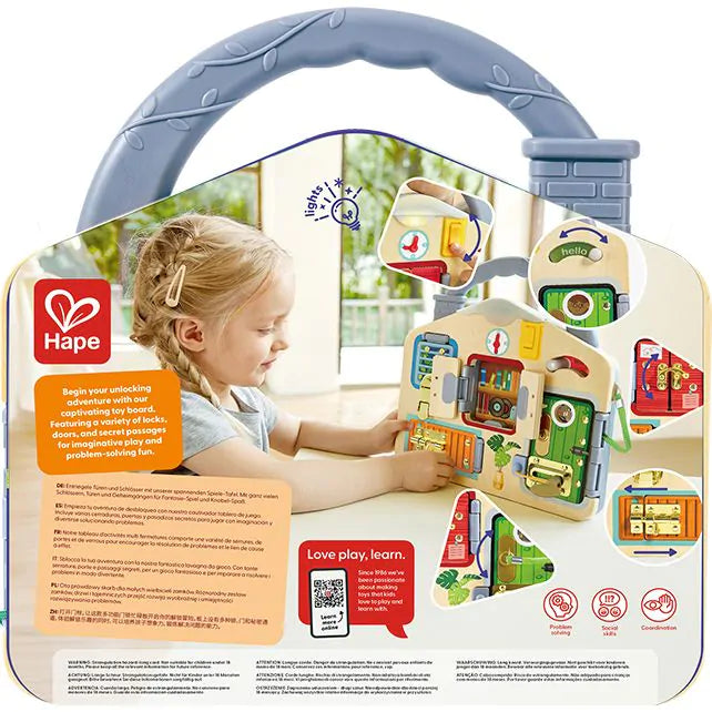 Achterkant van de verpakking van het Hape Lock & Learn Playboard met productinformatie en speelmogelijkheden