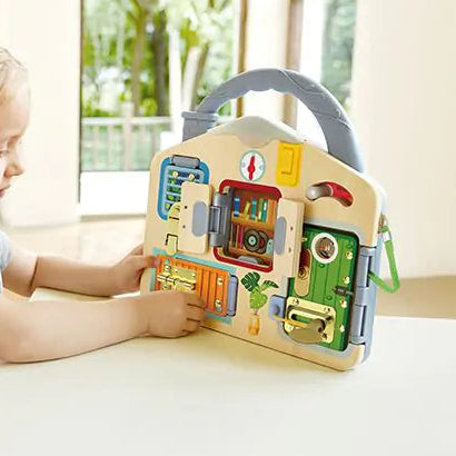 Kind speelt met het Lock & Learn Playboard en probeert de verschillende slotjes te openen