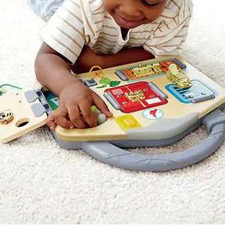 Kind ontdekt spelenderwijs het Lock & Learn Playboard en oefent fijne motoriek