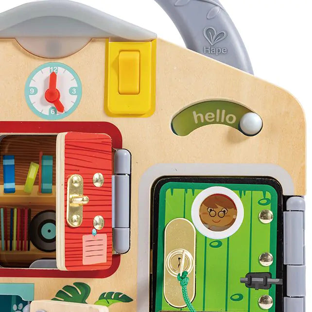 Detailopname van de sloten en afwerking van het houten Lock & Learn Playboard