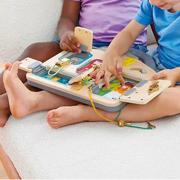 Twee kinderen spelen samen met het Hape Lock & Learn Playboard en ontdekken de verschillende sloten en functies