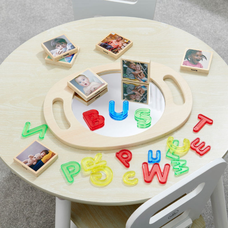 Tickit spiegel, op tafel met materiaal voor logogedie. kinder spiegel