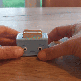 fidget go toaster met drukknop en vliegende broodjes