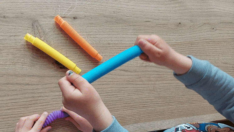 Fidget tubes uitrekken en weer in elkaar duwen, geluidsfidgets, tweehandige activiteit
