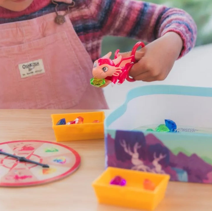 kinder speelt met de draken tang van het spel rubys, motoriekspeelgoed