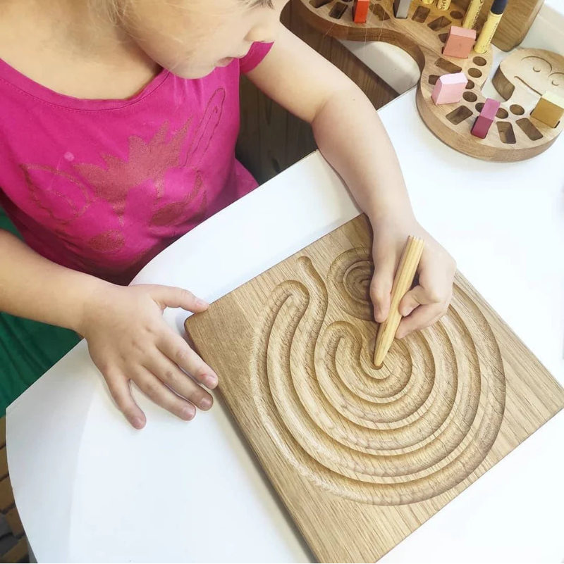 montessori reversible tracing board, dubbelzijdig bord, kind met pen