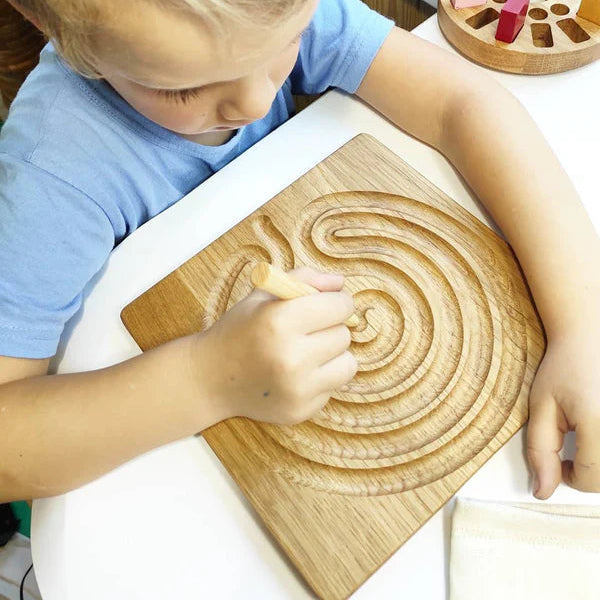 jonge aan het tekenen met het tracebord motief boom, tree tracing board