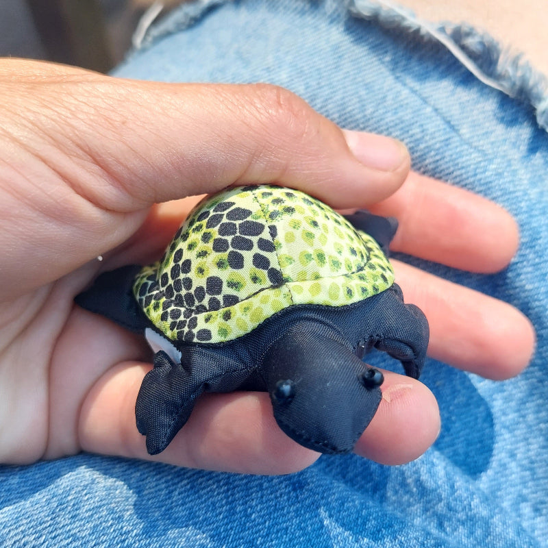 Toys42Hands Zanddier schildpad mini in hand op schoot