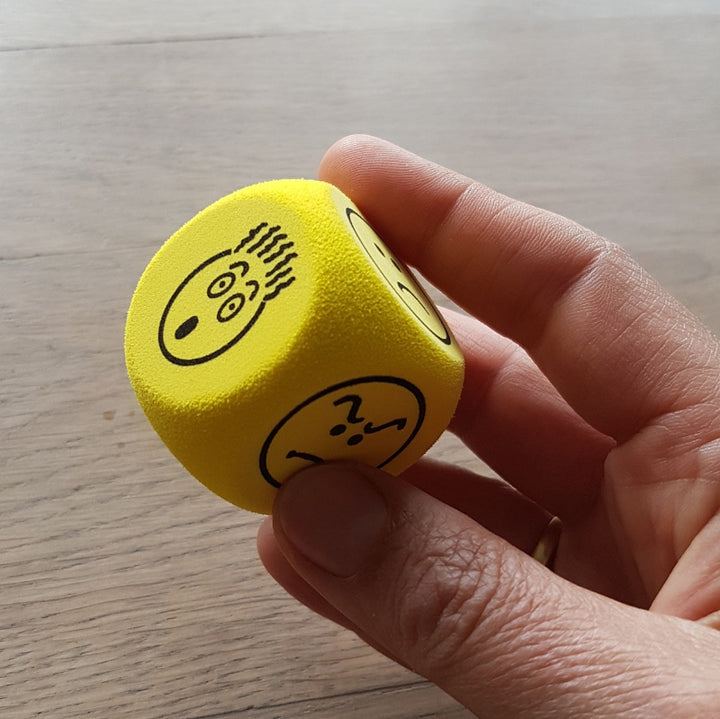 Toys42Hands Emotiedobbelsteen, hand met emotie dobbelsteen, geel van schuimrubber, zachte dobbelsteen met gezichten
