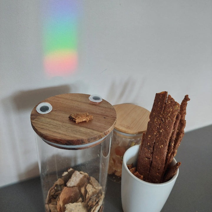 cracker doos met  Wiebelogen groot en regenbogen op de muur, motoriekspeelgoed