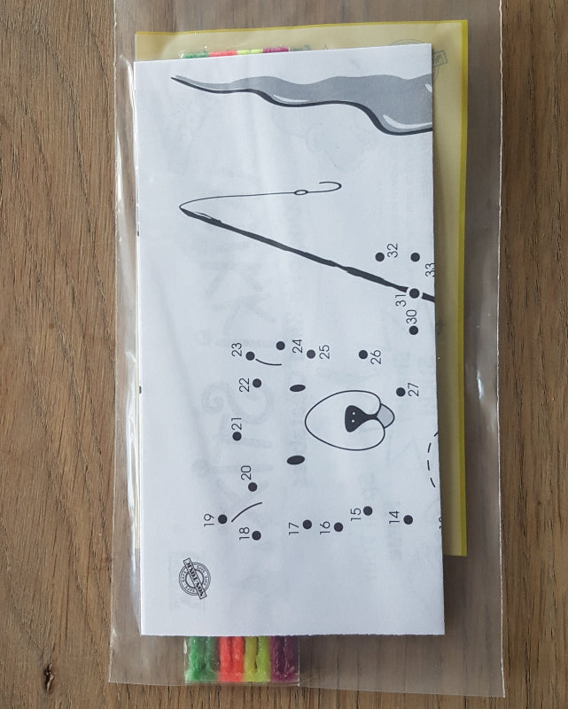 detail van zakje met Wikki Stix en klein speelsuggestie blaadje, opdrachtskaart