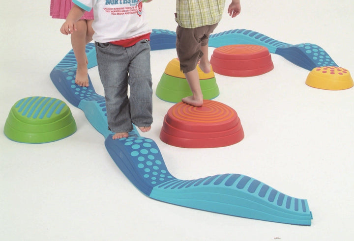 weplay Regenbogen wegen blauw gecombineerd met revierstenen als balansparcour, kinderen lopen er op