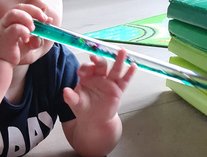 baby speelt met Toverstaf